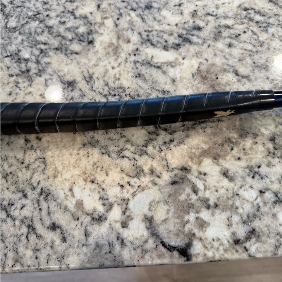 Marquette University Golden Eagles 34 inch Gold Right handed Gold Putter Eagle - Picture 6 of 7